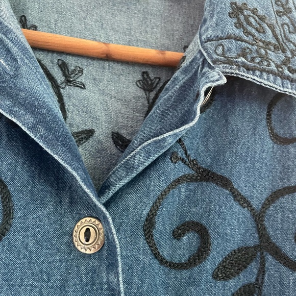 Parisian Works Embroidered Button Front Jean Shirt Shacket Blue Size Medium - Picture 5 of 10